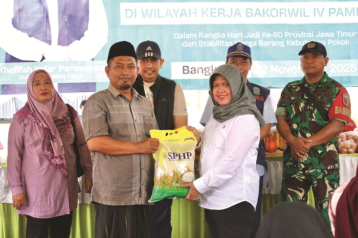 KOMITMEN: Kepala Bakorwil IV Pamekasan Dra. Sufi Agustini, M.Si, memberikan beras bagi warga dalam pasar murah di Kecamatan Galis, Bangkalan, Sabtu (22/11). (FAHMI JALIL/JPRM)