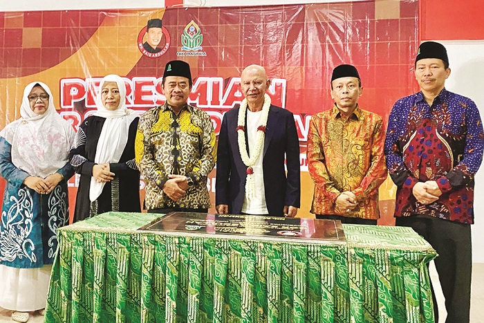 BERSINERGI: Rektor UIN Madura Dr Saiful Hadi, M.Pd berfoto bersama Ketua Banggar DPR RI MH Said Abdullah dan anggota DPR RI Ansari usai meresmikan GOR Said Abdullah di UIN Madura, Sabtu (22/11).