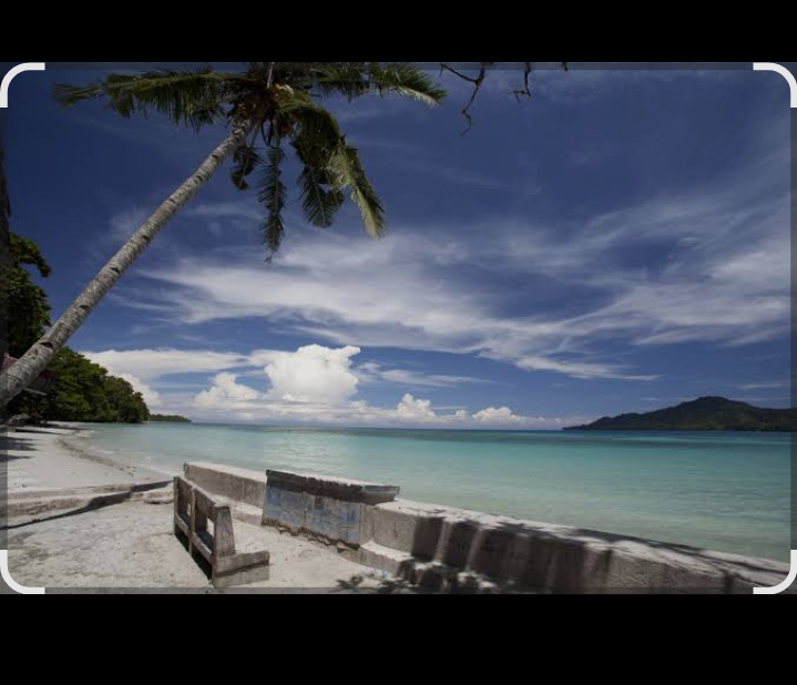 Yang paling mencolok dari pantai netsapa adalah perpaduan ombak dan warna langitnya