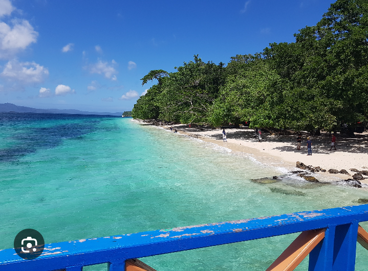 Pantai yang berada di Maluku Tengah ini memang dikenal memiliki kualitas air yang memukau.