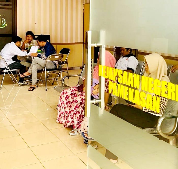 SANTAI: Pengunjung berada di ruang tunggu kantor Kejari Pamekasan, Rabu (19/11). (MOH. IQBAL AFGANI/JPRM)
