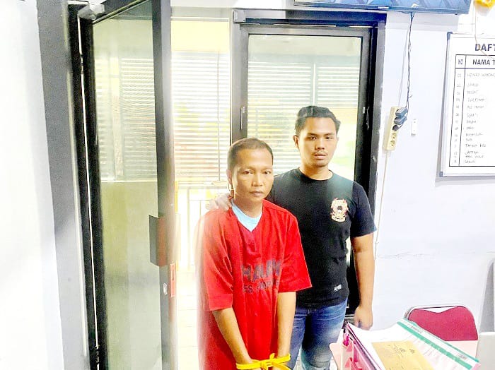 TAK BERKUTIK: Anggota Polres Sampang menggiring tersangka S untuk diperiksa lebih lanjut di ruang Satreskrim Polres Sampang, Jumat (22/11). (HUMAS POLRES UNTUK JPRM)
