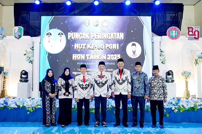 HEBAT: Bupati Slamet Junaidi berpose bersama dengan Plt Kepala Dispendik Nor Alam dan anggota PGRI Sampang di Gedung PKPRI Sampang Minggu (23/11). (DISKOMINFO UNTUK JPRM)