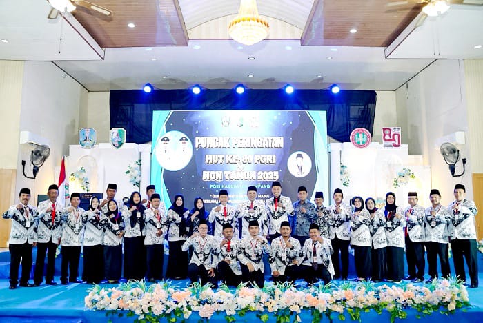 BERMARTABAT: Bupati Slamet Junaidi berfoto bersama dengan anggota PGRI Sampang di Gedung PKPRI Sampang Minggu (23/11). (DISKOMINFO UNTUK JPRM)