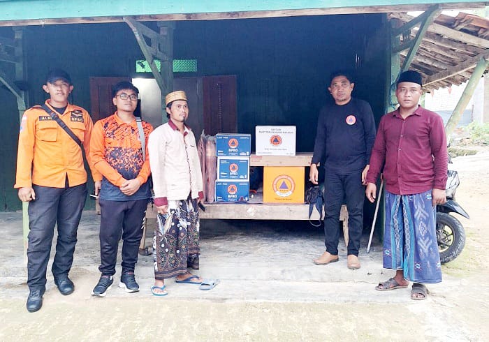 MUSIBAH: Petugas BPBD saat mendistribusikan bantuan kepada keluarga santri di Desa Astapah, Kecamatan Omben, Sampang, Jumat (21/11). (BPBD UNTUK JPRM)