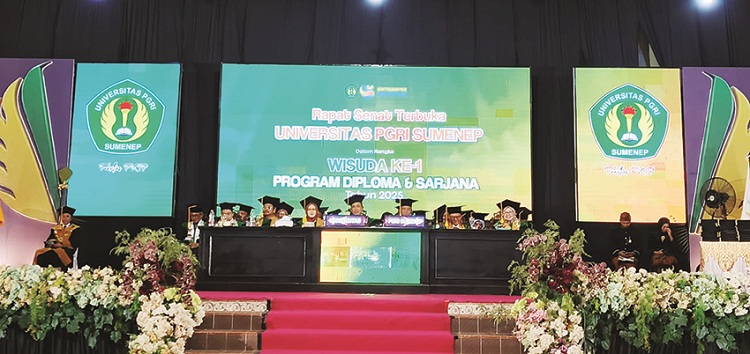 SUKSES: Jajaran Senat Universitas PGRI (UPI) Sumenep menghadiri rapat senat terbuka dalam rangka wisuda ke-1 program diploma dan sarjana di Gedung Adi Poday Sumenep, Sabtu (22/11). (MOH. IQBAL/JPRM)