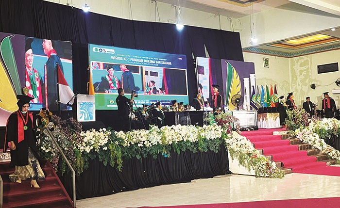 BERGILIRAN: Mahasiswa menjalani prosesi wisuda ke-1 program diploma dan sarjana Universitas PGRI (UPI) Sumenep di Gedung Adi Poday, Sabtu (22/11). (MOH. IQBAL/JPRM)