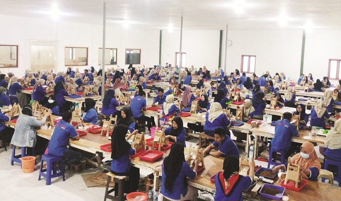 PENUH SEMANGAT: Ratusan pekerja berada di gudang produksi PR Cahaya Pro, Kamis (21/8). (PR CAHAYA PRO UNTUK JPRM)