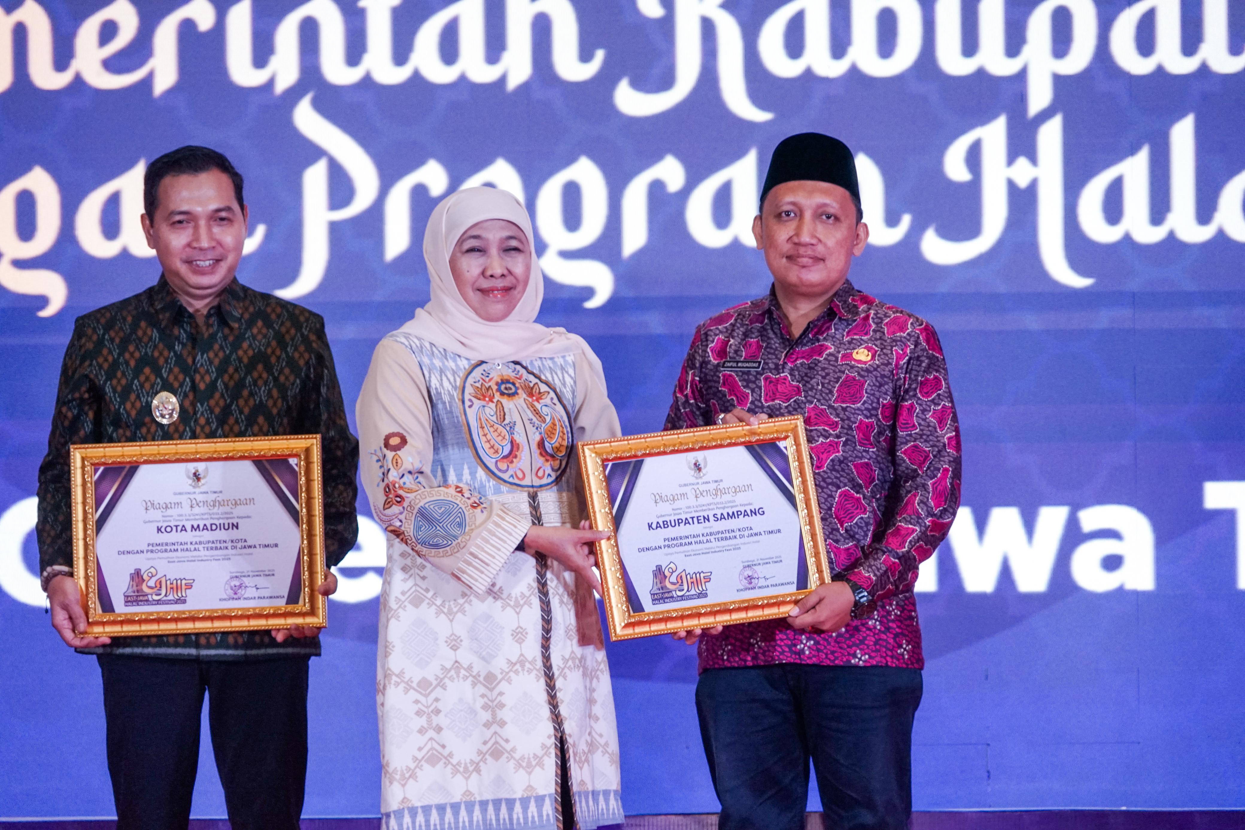 APRESIASI: Gubernur Jatim Khofifah Indar Parawansa menyerahkan piagam penghargaan kepada Plt Kepala Diskopindag Sampang Zaiful Muqaddas mewakili bupati sampang, di Surabaya, Jumat (21/11).