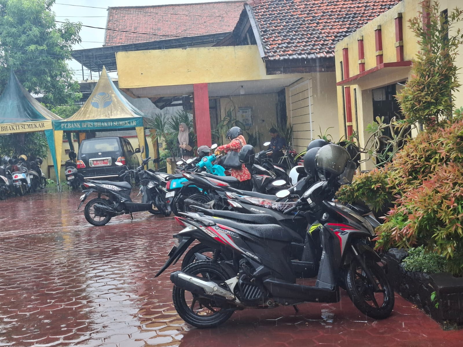 LENGANG: Masyarakat keluar dari kantor Dinsos P3A Sumenep, Kelurahan Pajagalan, Kecamatan Kota, Kamis (20/11).