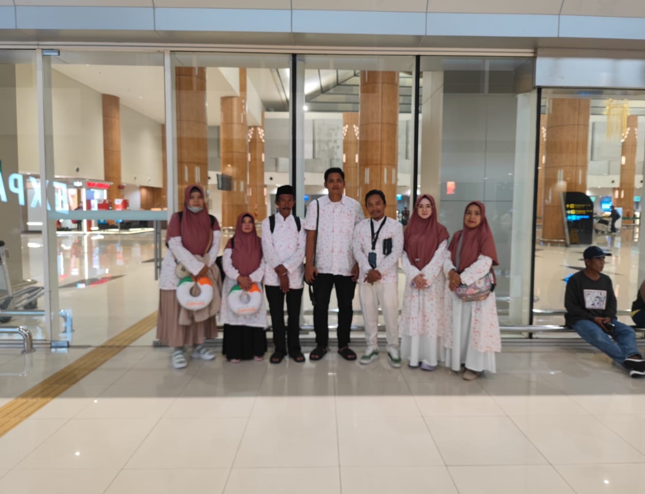 SUMRINGAH: Direktur PT Muhammad Tour and Travel Moh. Umar Faruq (tengah) berfoto bersama dengan para jemaah sebelum melakukan perjalanan religi ke Tanah Suci.