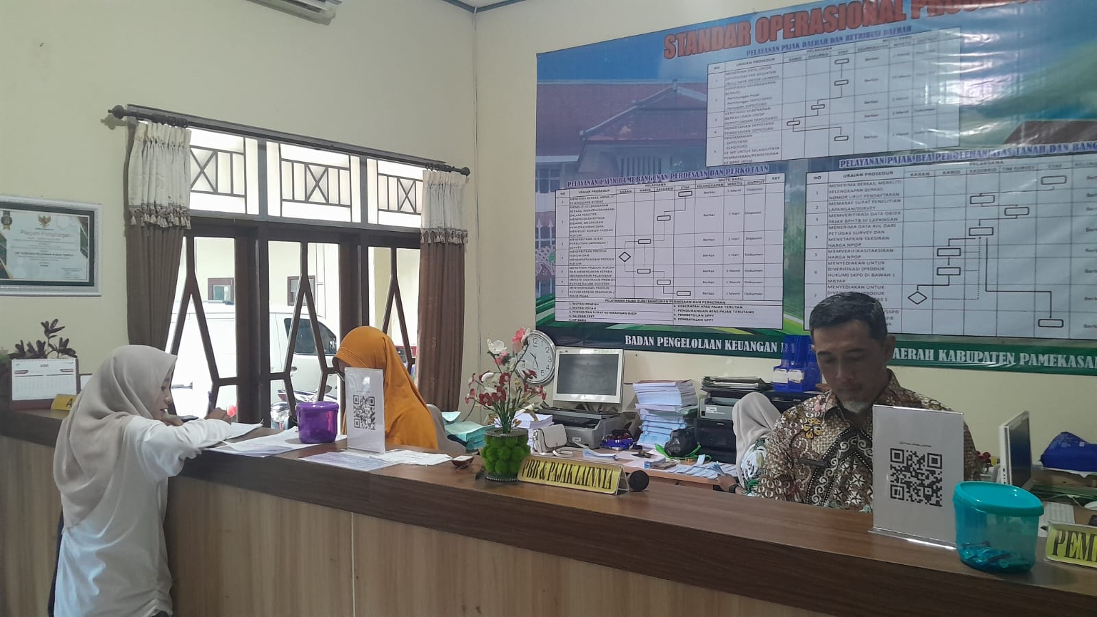 RAMAH: Warga sedang mengakses layanan di kantor BPKPD Pamekasan, Kamis (20/11).