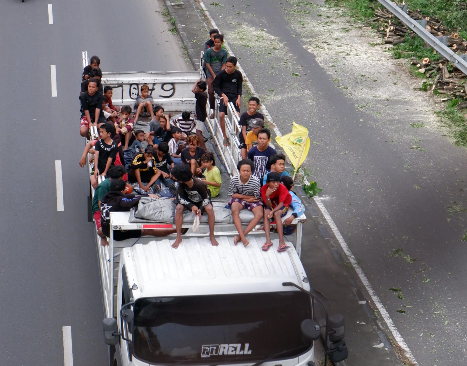 BAHAYA: Foto segerombolan anak sedang menaiki truk