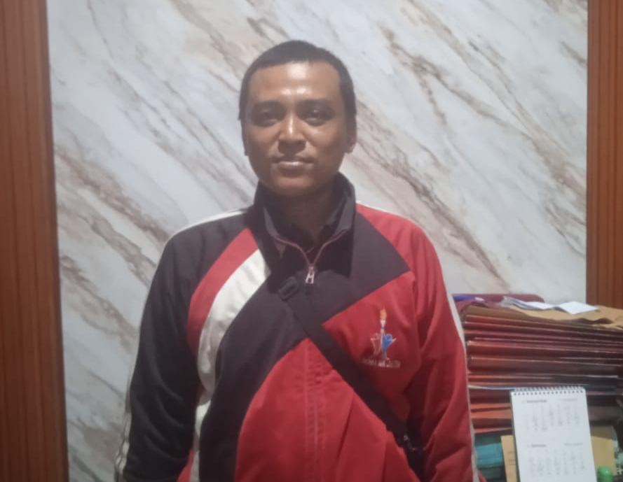 MINTA PENJELASAN: Ibnu Abdillah, pelapor perkara dugaan penipuan, mendatangi Mapolres Bangkalan Selasa (4/11).