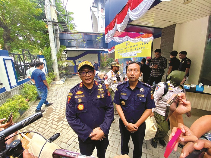 TANGGAPAN: Kepala KPPBC TMP C Madura Novian Dermawan didampingi Kasi Kepatuhan Internal dan Penyuluhan Andru Iedwan Permadi, Rabu (19/11). (MOH. IQBAL AFGANI/JPRM)