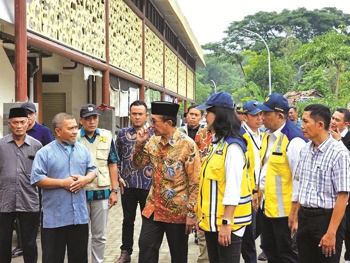 BERKUNJUNG: Wamen PU Diana Kusumastuti didampingi Bupati Pamekasan KH Kholilurrahman melihat kondisi Pasar Kolpajung, Sabtu (22/11). (ISTIMEWA)