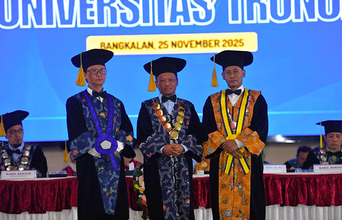 SELESAI DIKUKUHKAN: Rektor UTM Prof. Safi (tengah) foto bersama dua guru besar Prof. Dr. Kukuh Winarso (kiri), Prof. Dr. Sutikno (kanan), yang baru dikukuhkan.