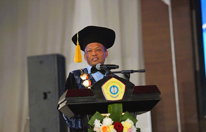 VISIONER: Rektor UTM Prof Safi memberikan sambutan dalam pengukuhan guru besar, di gedung pertemuan R.P Mohammad Noer UTM. (UTM FOR&nbsp;RadarMadura.id)