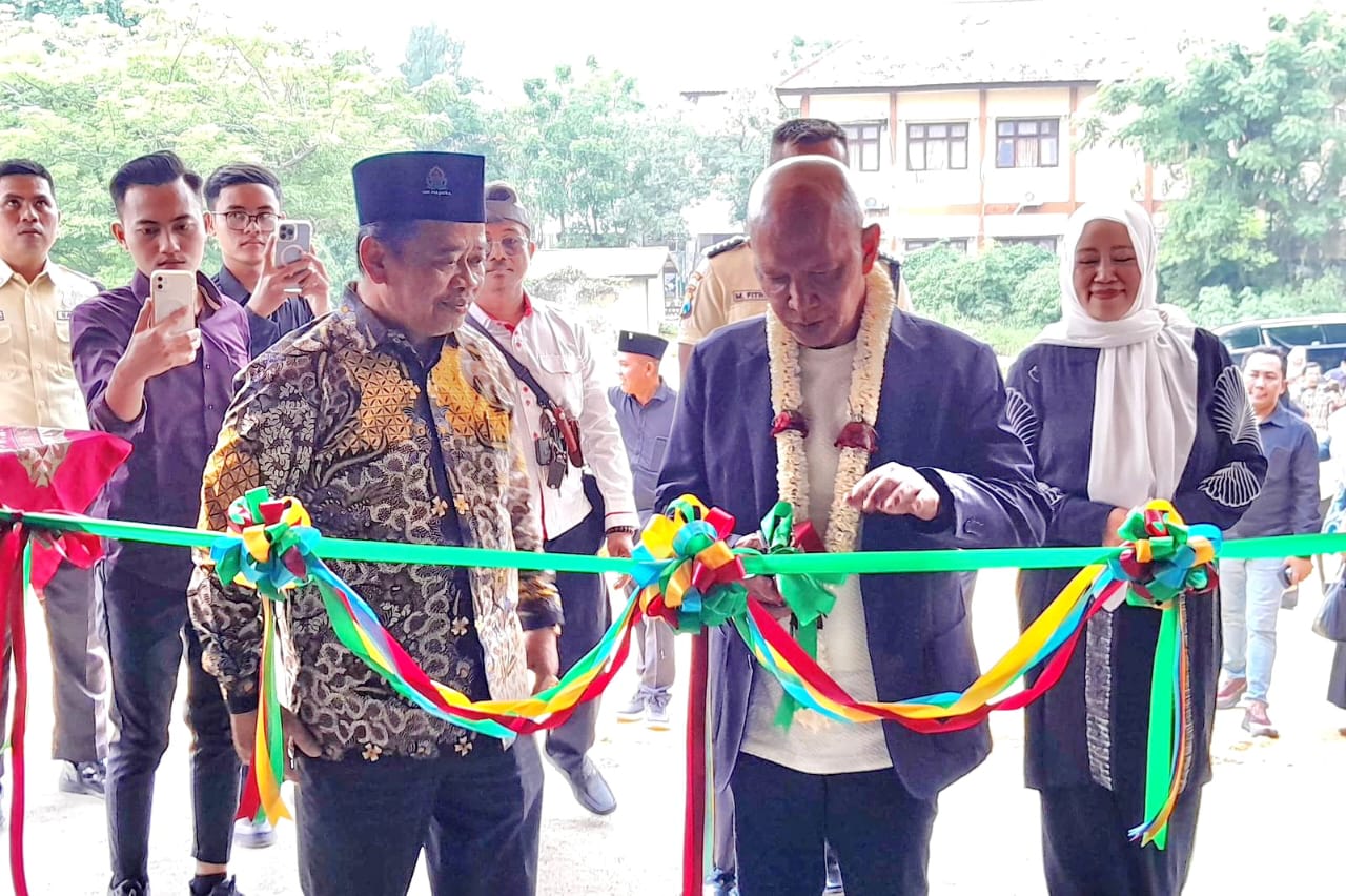 BERMANFAAT: Anggota DPR RI Dapil Madura MH Said Abdullah potong pita dalam Peresmian GOR Said Abdullah di UIN Madura, Sabtu (22/11).