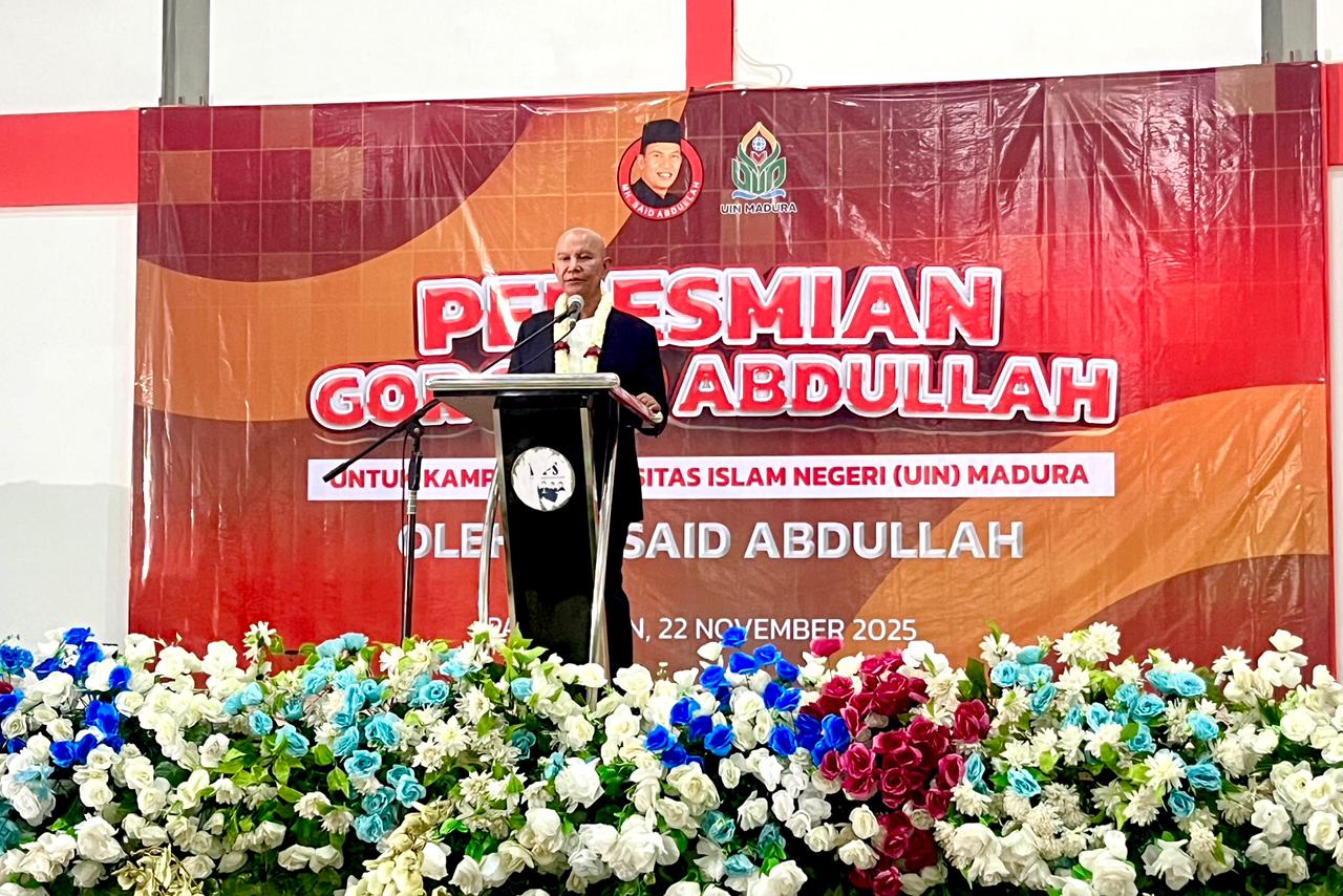 BERDAMPAK: Anggota DPR RI Dapil Madura MH Said Abdullah menyampaikan sambutan peresmian GOR Said Abdullah di UIN Madura, Sabtu (22/11).