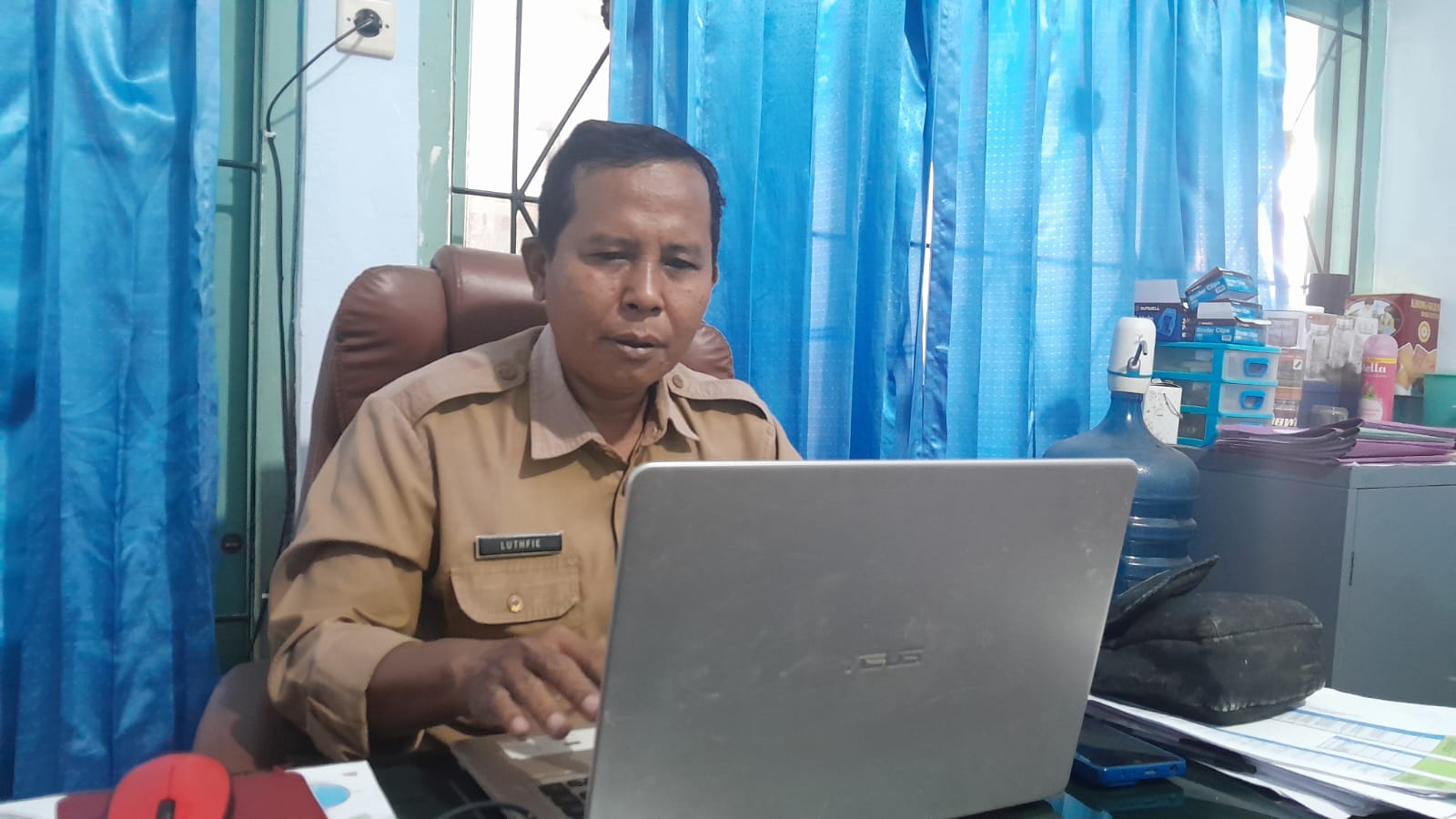 KOMITMEN: Kabid Perikanan Budi Daya Diskan Pamekasan Luthfie Asyari saat ditemui di ruang kerjanya Senin (24/11).