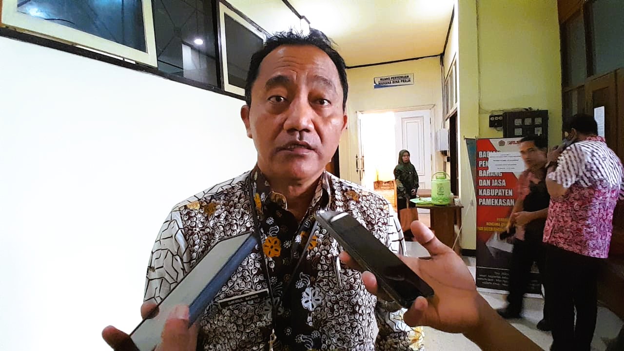 MENJAWAB: Kepala BPKPD Pamekasan Sahrul Munir dalam sesi wawancara dengan awak media beberapa waktu lalu.