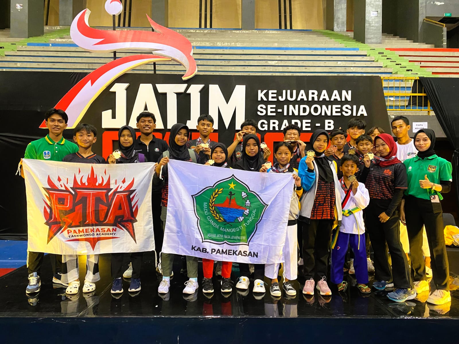 BANGGA: Atlet TI Pamekasan berfoto bersama usai bertanding di GOR Jayabaya, Kota Kediri, Minggu (23/11).