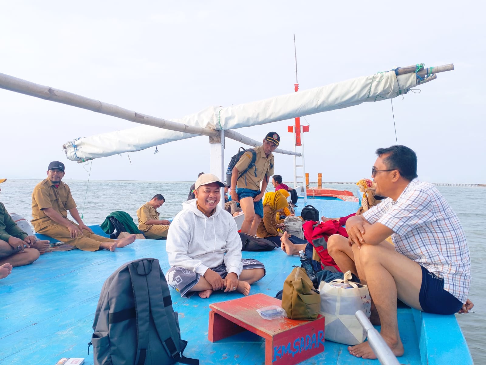 PENGABDIAN LUAR BIASA: Sejumlah guru berada dia kapal saat hendak berangkat ke Pulau Mandangin dari pesisir Desa Banjar Talela, Kecamatan Camplong, Sampang, Senin (24/11).