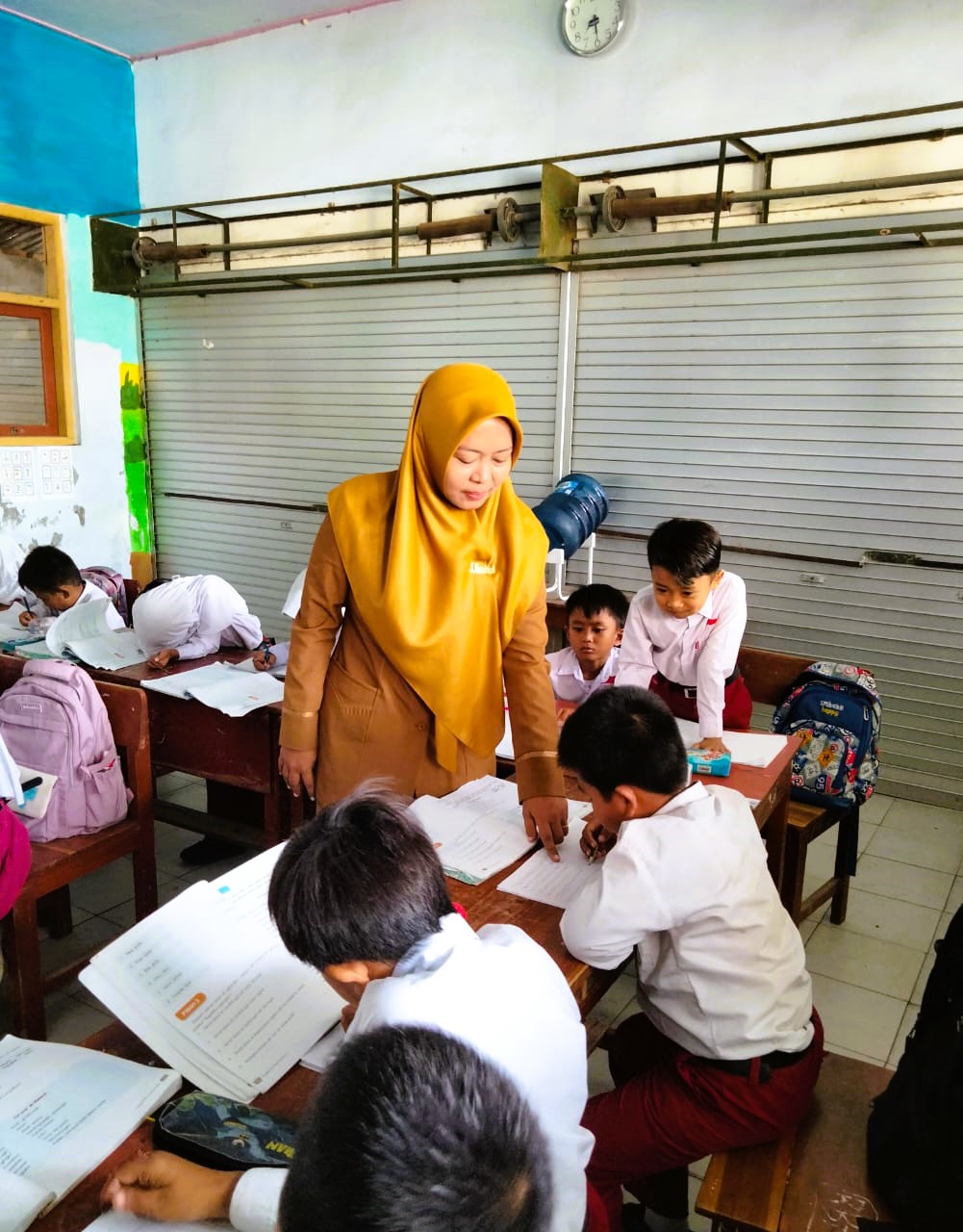 TELATEN: Guru SDN Pademawu Barat 1 Siti Hamimah mengajar murid kelas II-A, Senin (24/11).