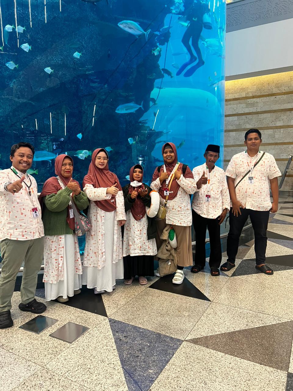 SUMRINGAH: Jamaah umrah PT Mohammad Tour and Travel TIBA di Bandara Jedah, Arab Saudi.