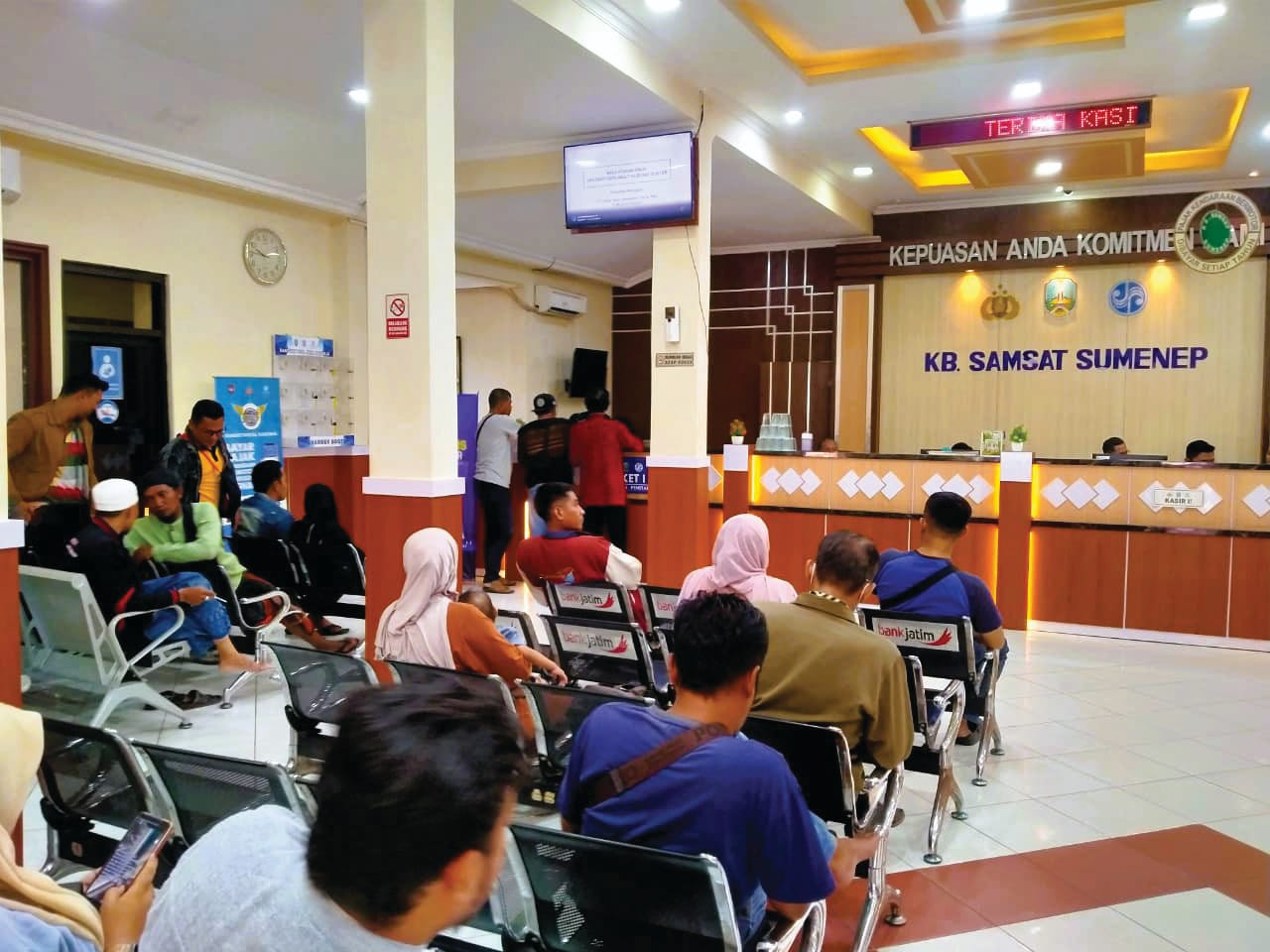 RAMAI: Masyarakat mengantre untuk membayar pajak di Kantor Samsat Sumenep, Kecamatan Kota Sumenep, Selasa (25/11).