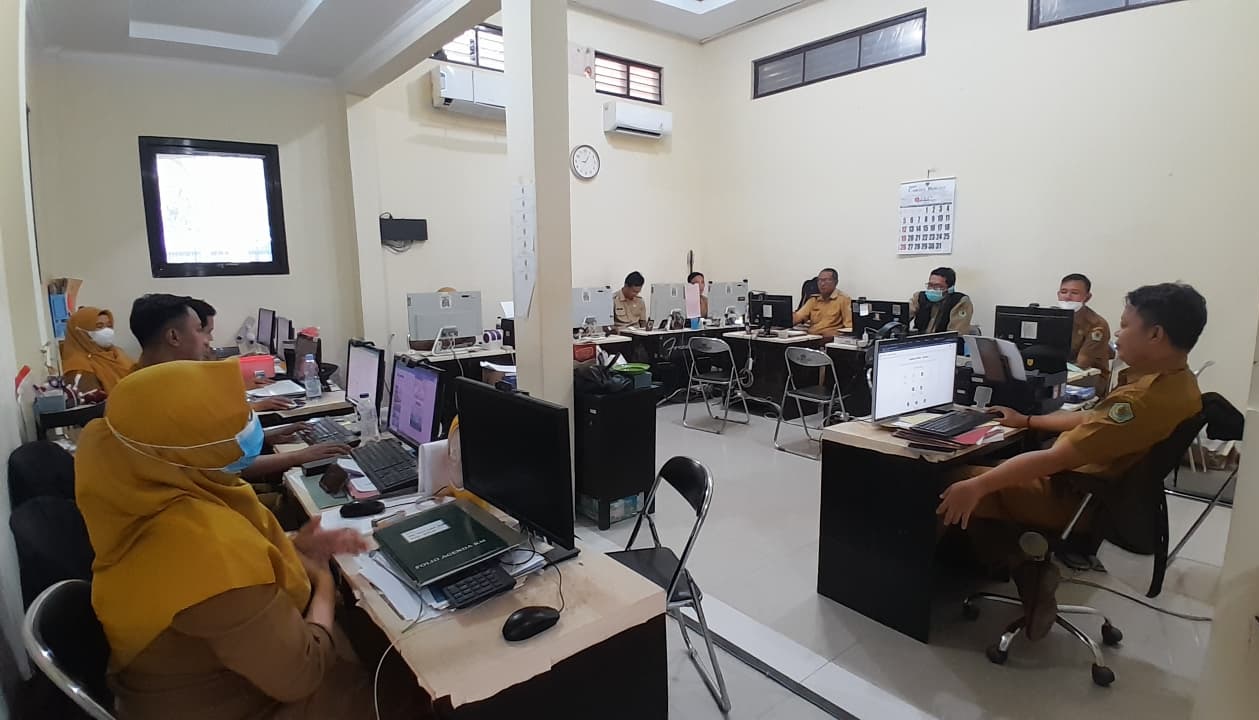 FOKUS: Pegawai BKPSDM Pamekasan sedang bertugas di ruang kerjanya beberapa waktu lalu.