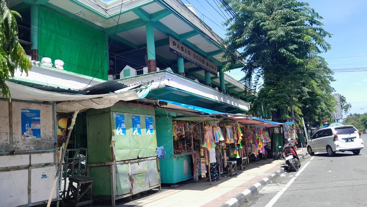 SUMBER PAD: Para pedagang terlihat berjaga di lapaknya di Pasar Sore Pamekasan, Selasa (25/11).