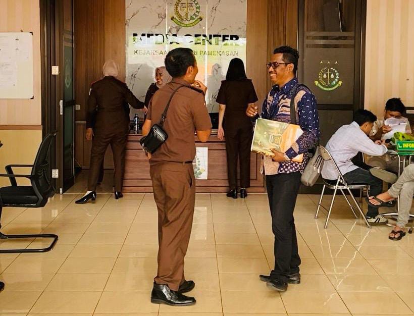TELISIK: Pengacara Supriadi, Ach. Suhari berada di Kejari Pamekasan, Rabu (19/11).