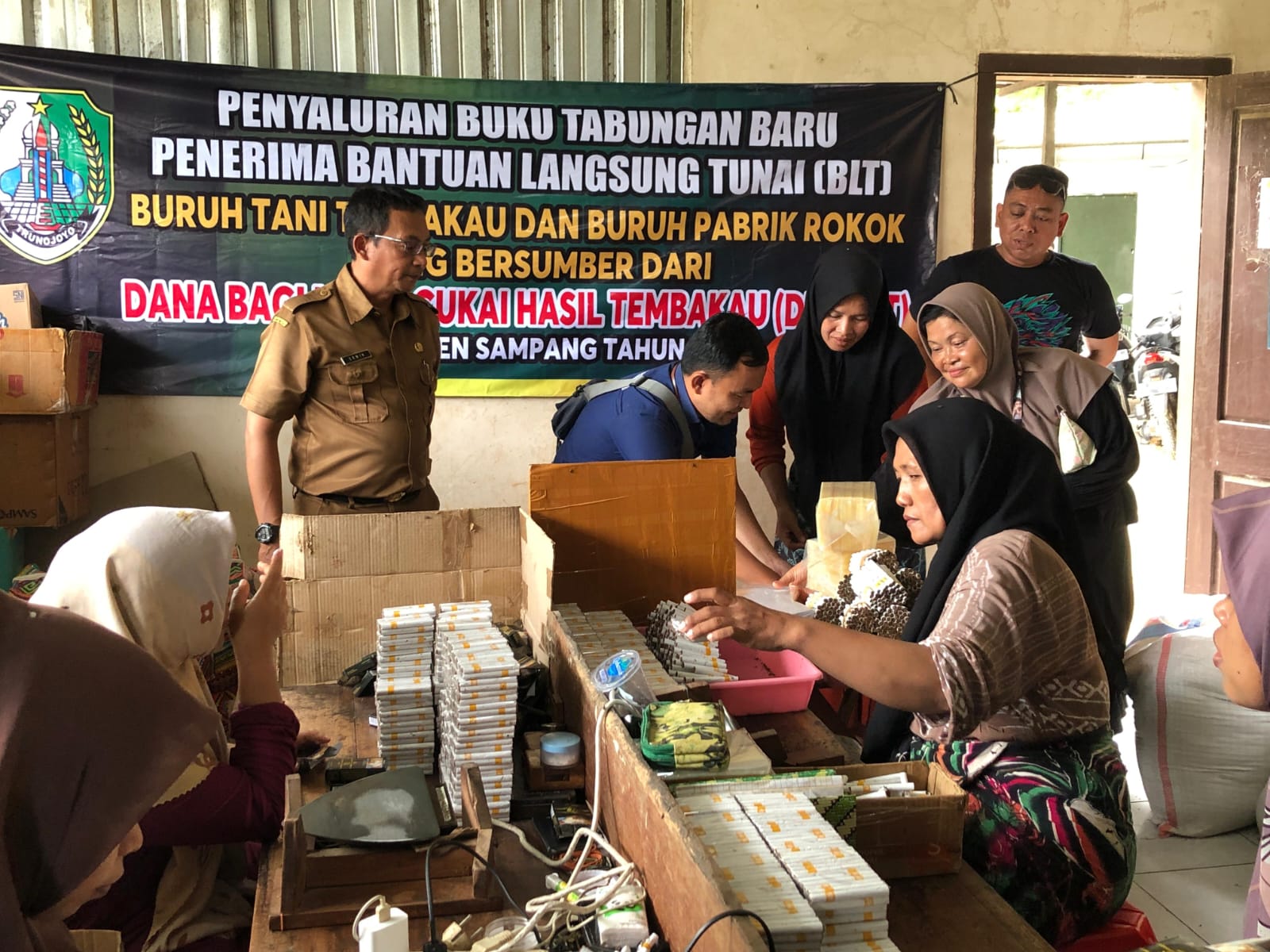 PENERIMA MANFAAT: Sejumlah buruh pabrik rokok sedang memproduksi rokok saat pencairan BLT DBHCHT 2025 di Kecamatan Banyuates, Senin (24/11).