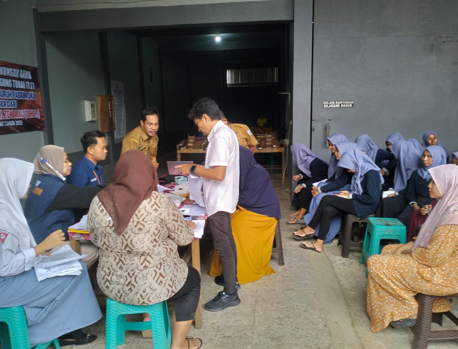 ANTUSIAS: Penerima BLT DBHCHT Kecamatan Tambelangan menunggu panggilan pencairan bantuan pada Senin (24/11).