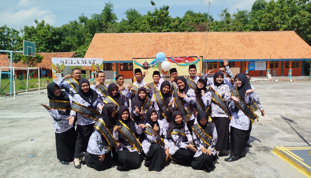 BAHAGIA: Guru SMKN 1 Jrengik berpose bersama saat merayakan hari guru nasional di halaman sekolah, Selasa (25/11).