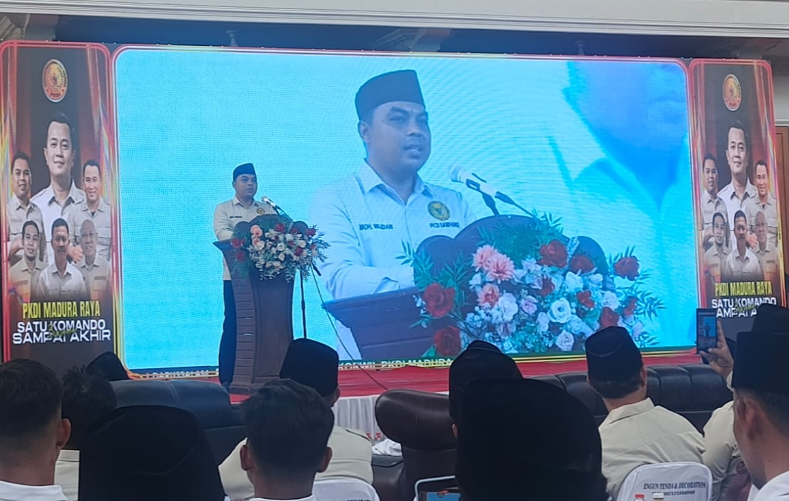 VISIONER: Moh. Wijdan menyampaikan sambutan usai dikukuhkan sebagai Koordinator PKDI Madura Raya di Desa Ketapang Daya, Sampang, Rabu (26/11). (PKDI MADURA RAYA UNTUK JPRM)