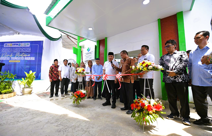 RESMI BEROPERASI: Wabup Bangkalan Moch. Fauzan Jafar didampingi Rektor UTM Prof Safi, memotong pita sebagai tanda launching klinik Pratama UTM.
