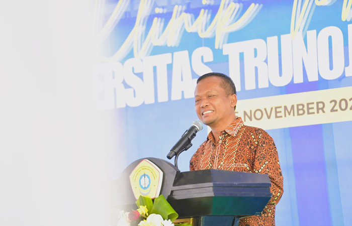 BERWIBAWA: Rektor UTM Prof Safi memberikan sambutan dalam kegiatan launching klinik Pratama UTM. UTM FOR RadarMadura.id