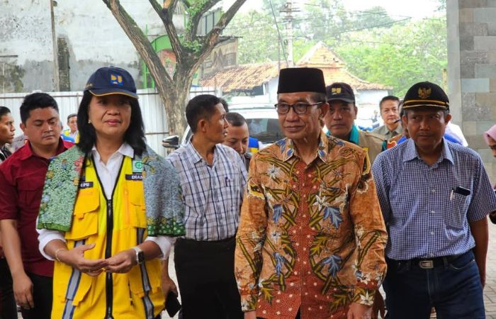 BERKUNJUNG: Wamen PU Diana Kusumastuti didampingi Bupati Pamekasan KH. Kholilurrahman melihat kondisi Pasar Kolpajung, Sabtu (22/11).&nbsp;PROKOPIM PAMEKASAN UNTUK Radarmadura.id