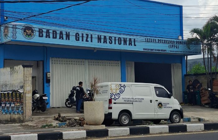 MEGAH: Mobil Operasional MBG diparkir di depan dapur SPPG Yayasan Bakti Bunda Berjaya di Jalan Trunojoyo, Gedungan, Kecamatan Kota Sumenep, Rabu (19/11). (MOH. LATIF/Radarmadura.id)