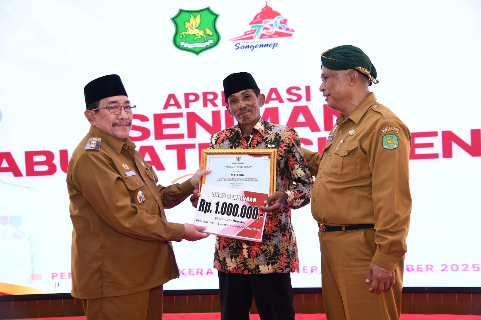 SUKSES: Wabup Sumenep KH Imam Hasyim saat menyerahkan penghargaan kepada para seniman di gelaran Apresiasi Seniman 2025 di Pendopo Agung Keraton Sumenep, pada Selasa (25/11).