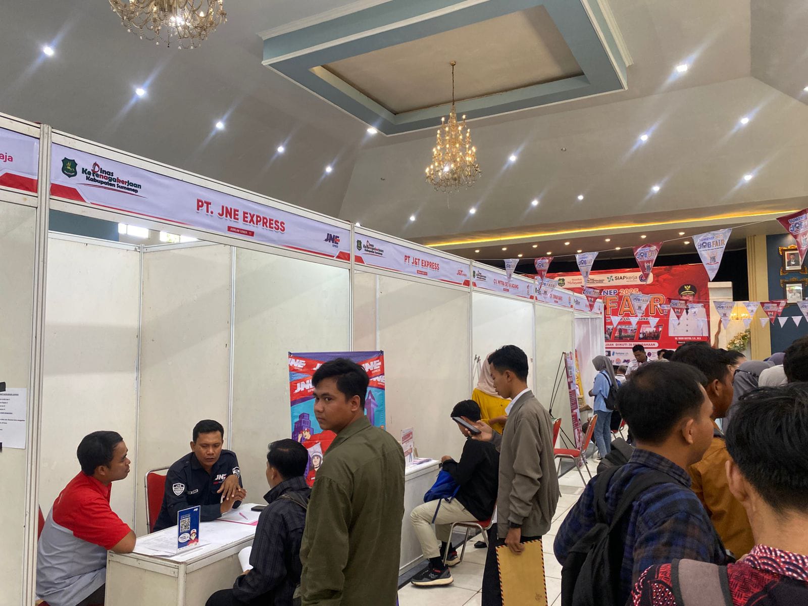 RAMAI: Ratusan warga berdesakan menghadiri gelaran jobfair di Gedung KORPRI Sumenep, Rabu (17/9).