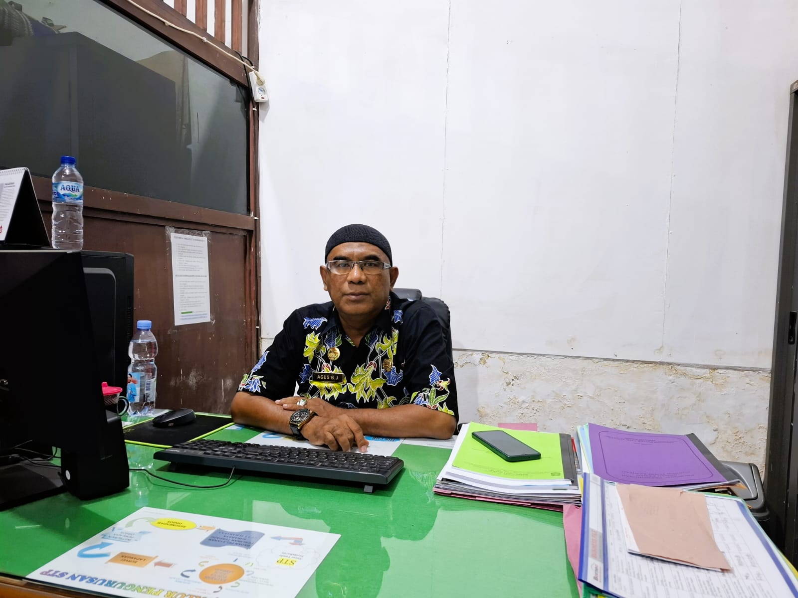 PAPARAN: Kabid Pemberdayaan Sosial Dinsos P3A Sumenep Agus Boedianto saat ditemui di ruang kerjanya, Kamis (20/11).