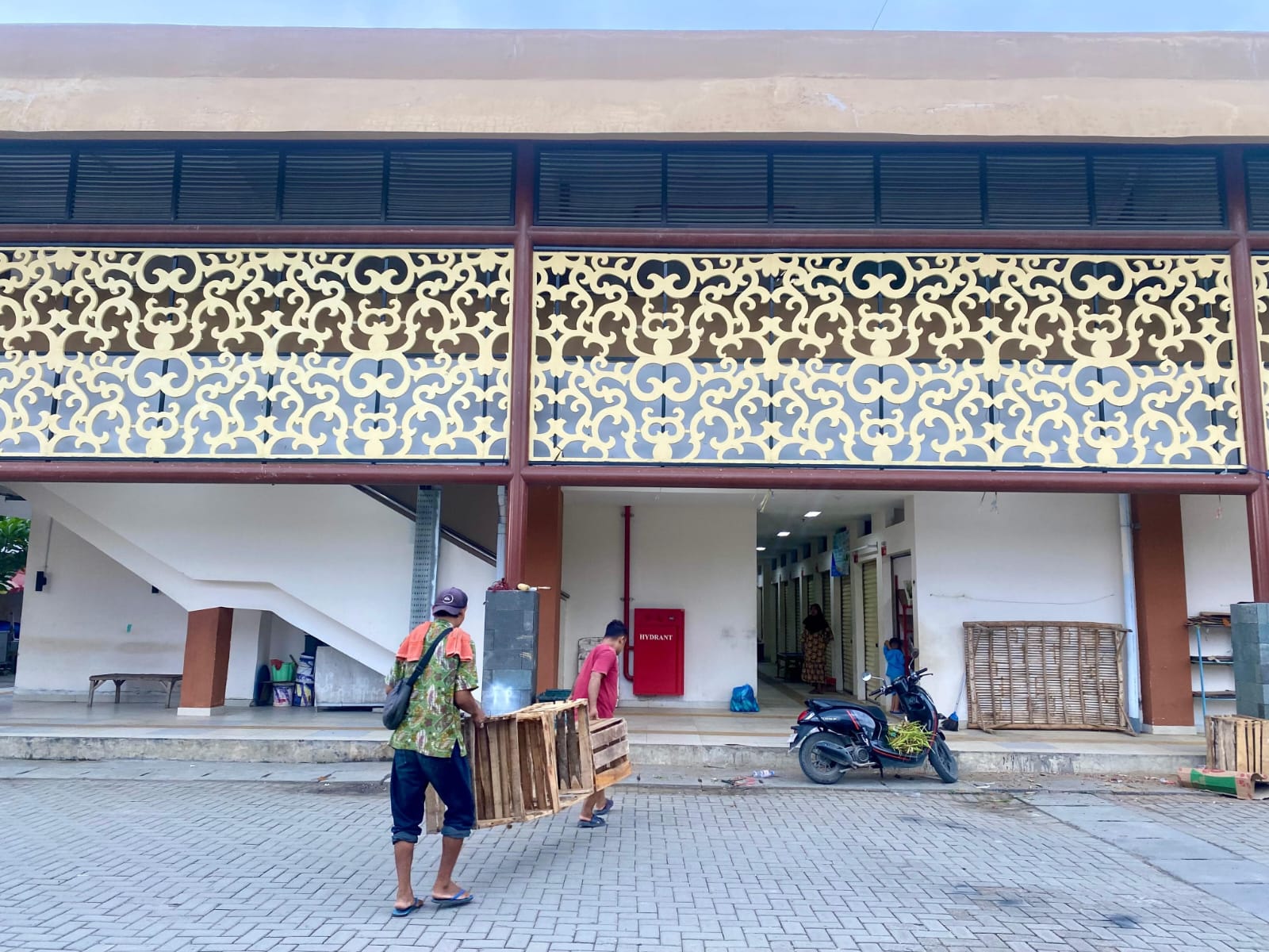 LALU LALANG: Pengunjung berada di Pasar Kolpajung, Rabu (26/11).