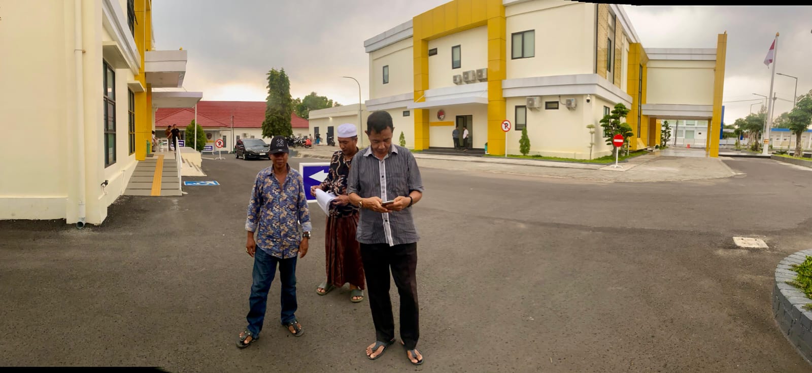 BERI KETERANGAN: Pelapor kasus perusakan lahan berada di Polres Pamekasan, Rabu (26/11).