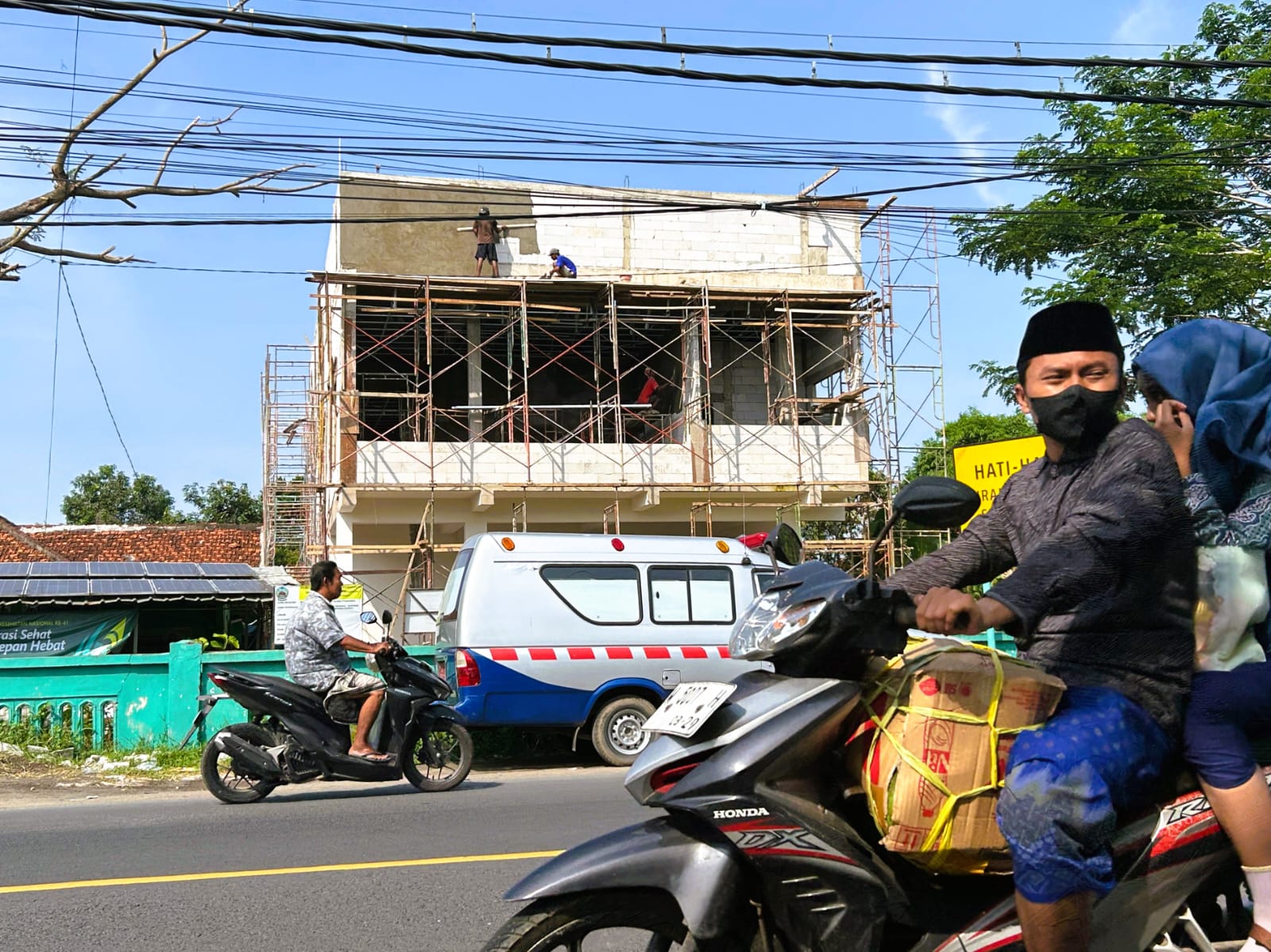 LIBAS DEADLINE: Pekerja berada di atas gedung proyek pembangunan Puskesmas Burneh, Rabu (26/11).