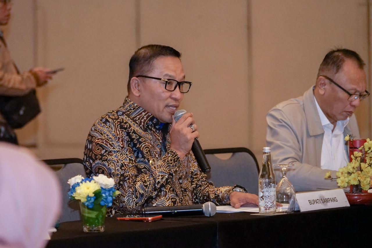 PAPARAN: Bupati Sampang Slamet Junaidi memaparkan materi saat pertemuan dengan Kementerian ATR/BPN di Hotel Sheraton Grand Jakarta Gandaria City Hotel, Jakarta, Senin (24/11).
