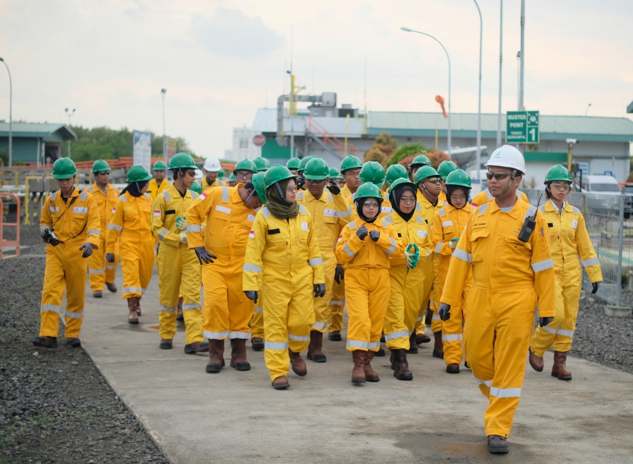 COMPANY VISIT: Sejumlah mahasiswa dari Poltera Sampang mendapat kesempatan melihat Onshore Receiving Facility (ORF) PETRONAS Indonesia di Gresik, Rabu (26/11/2025).
